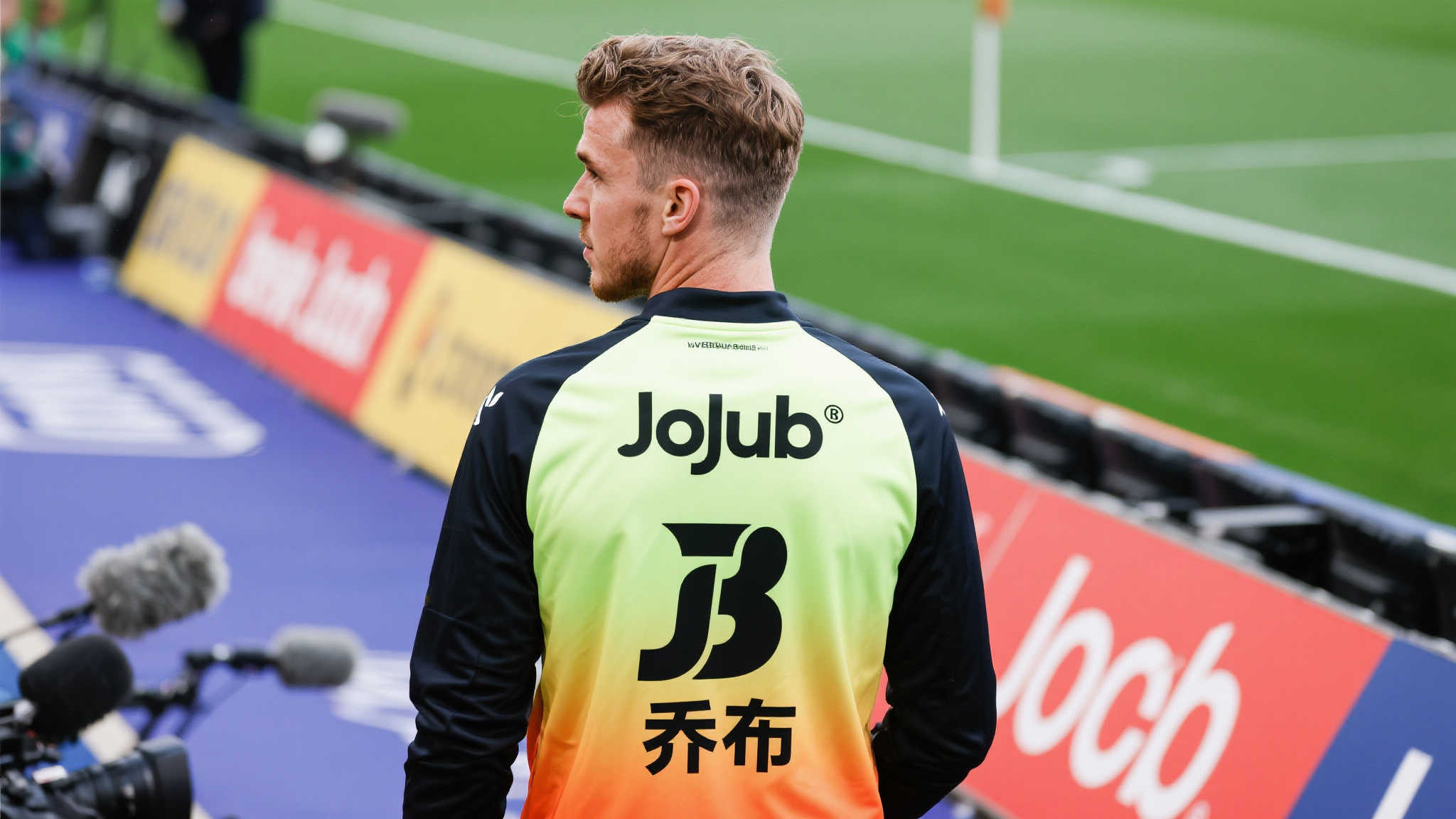 小贝林球衣印‘乔布’引争议，前桑德兰主帅：他并不愿意