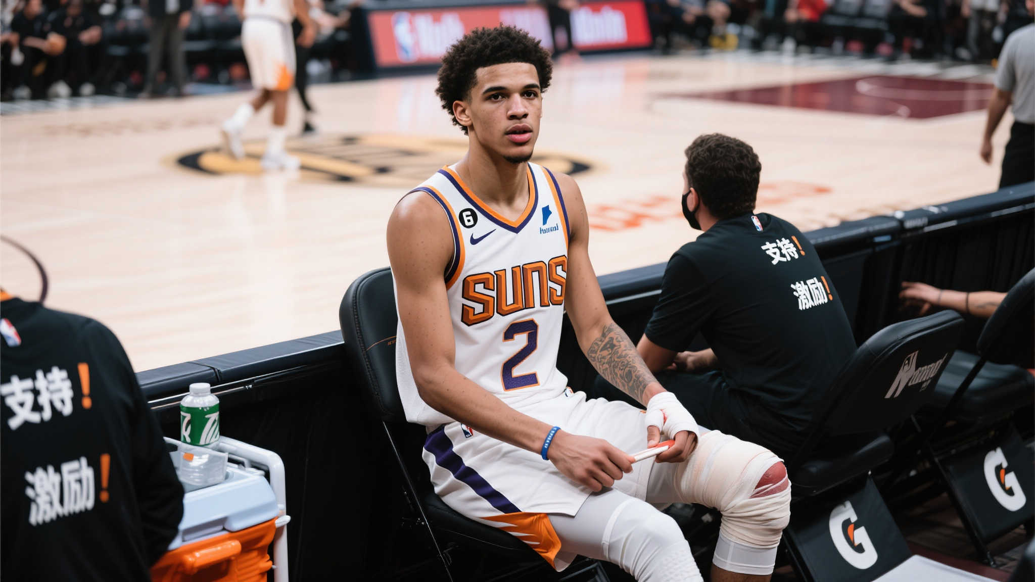 哈利伯顿拄拐杖守候队友球员通道,击掌传递力量与鼓励 哈利伯顿拄拐杖守候队友球员通道,击掌传递力量与鼓励